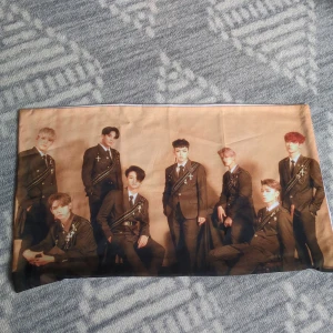 Ateez kuddfodral - Inofficiellt kuddfodral med ateez. Använt skick men har kvar att ge, kom gärna med prisförslag☺️