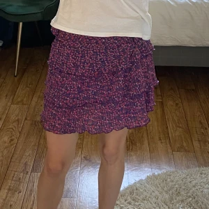 Volang Kjol - Säljer min kjol som inte kommer till användning. Den är i storlek L men är insydd på båda sidor som man ser på sista bilden. Passar mig som brukar ha S. Den är stretchig så passar säkert som M också! Går även att sy in mer om man skulle vilja.