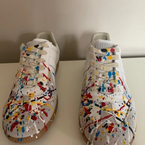 Maison margiela - Maison margiela med box. Skorna är bara använda på ett bröllop och ett kalas och vågar inte använda😅 boxen är lite sliten och är 6/10 i skick medans skorna är nästan 10/10 