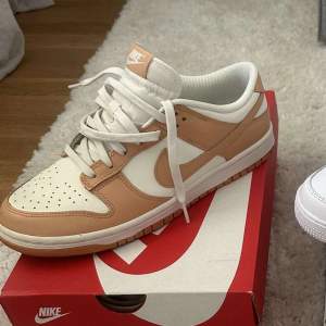 Säljer mina nike dunk lows (harvest moon)  Helt oanvända  Skick 10/10