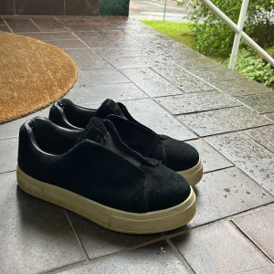 Eytys LaceLess Mocka - Väldigt bra skick, köpt förra sommaren men säljer för att de har blivit för små. Allt og följer med dvs kvitto och box och påse om önskas. Priset är inte hugget i sten. Lite sliten i skinnet vid baksida häl men inget man märker. Nypris: 2000kr