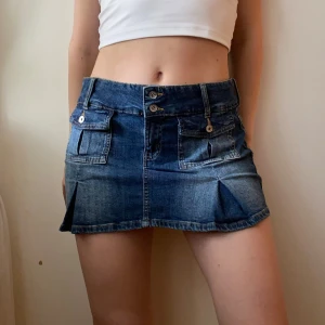 Jeanskjol från Bershka - Kort jeanskjol från Bershka, med låg midja och fin passform. Inte för kort bak och sitter bra. Bara provad, så typ helt oanvänd. Säljer för att jag köpte två storlekar 🌸