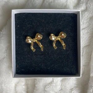 Örhängen  - Guldörhängen med rosett🥰