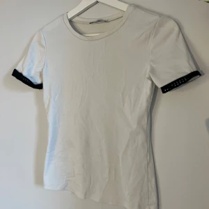 Zara tröja - T shirt med svarta detaljer🩷 Nyskick