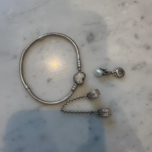 Pandora moments armband - Ingår armband, säkerhetskedja och berlock från deras Disney kollektion🤍nypris över 3000🤍obs, rostar inte!