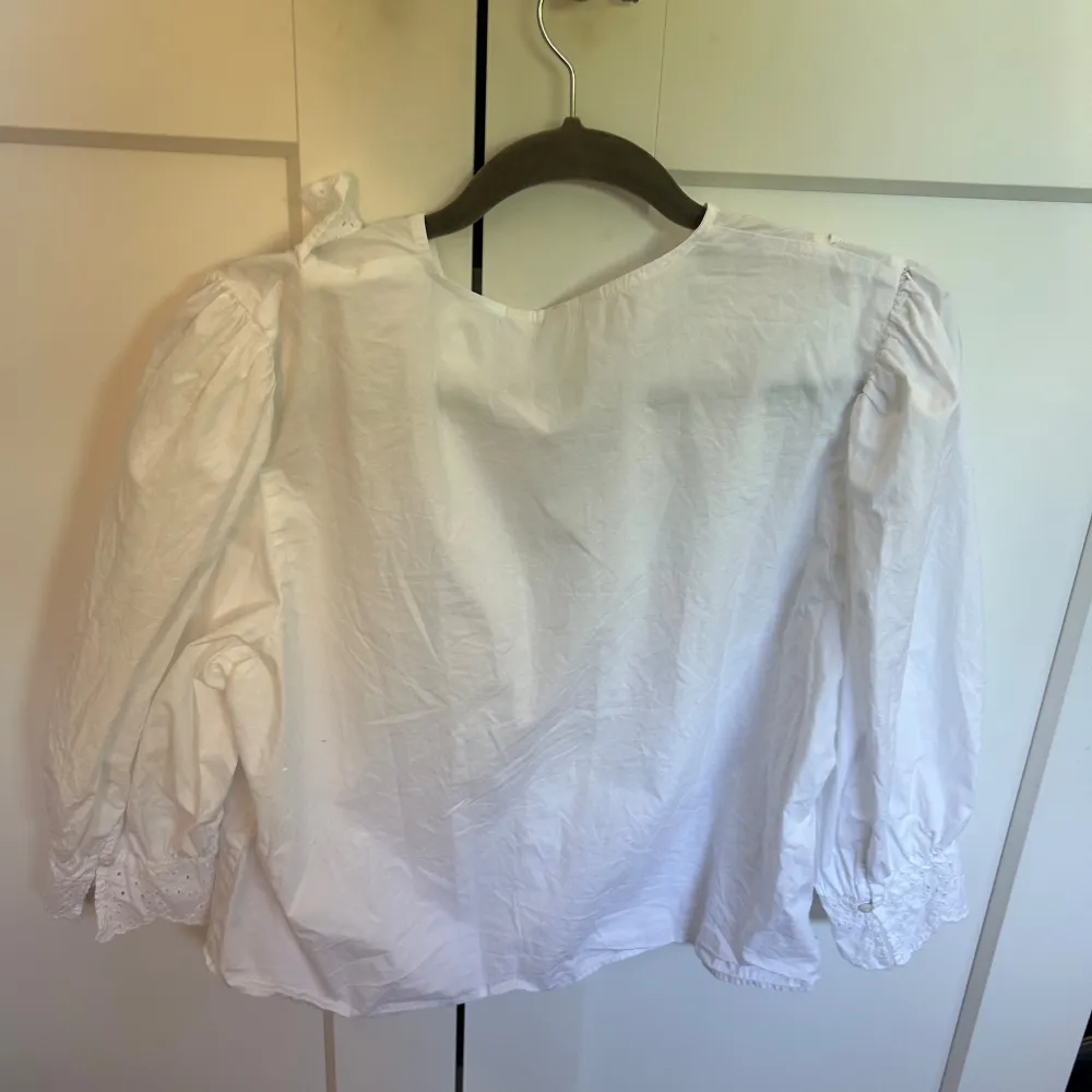 Fin blus från h&m, den är i storlek L men passar mig som är en S. Den har en rosa fläck på sig, vet ej om den går bort eller inte därav priset🩷. Puserot.