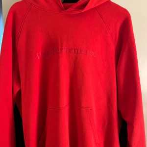 Peak performance Hoodie  - Säljer denna då den är för liten för mig, är i väldigt bra skick o är som ny