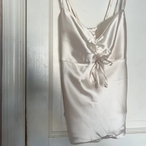 jättevackert satin linne med knut detalj  - detta satin linne är köpt utomlands och passade tyvärr inte mig, och är därför aldrig använt💞 super vacker créme färg och väldigt skön💞 kan både kläs upp och ned💞pris kan diskuteras privat💓