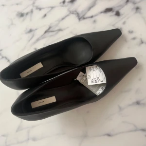 Klackar - Säljer dessa klackar i läder i strl. 41. De är endast testade inomhus, prislapp finns kvar.