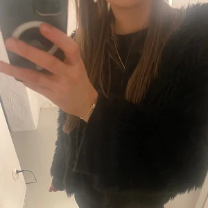 Fluffjacka/kofta - Säljer denna fluff jacka/kofta, i super fint skick! Går ej att knäppa!!💘💘