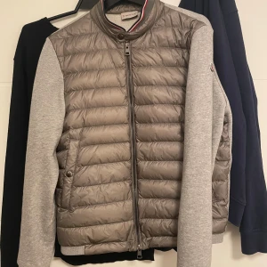Moncler cardigan  - Dunder skick inga fel, storlek M, hör av er vid eventuella frågor 