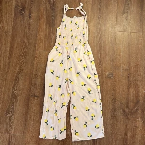 Jumpsuit med citroner  - Rosa jumpsuit med citroner 