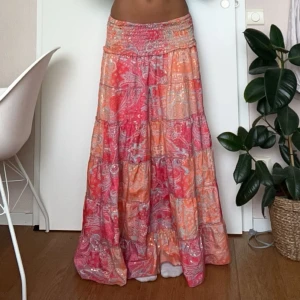 LÅNGKJOL - mönstrad långkjol i nyskick med prislapp kvar!🧡Anpassningsbar storlek då den är stretchiga i midjan men lutar mest åt en S. Passar säkert både större och mindre. Jag är 167 cm. Skriv för fler bilder. 