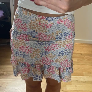 Kjol - Blommig kjol med volang🩷 säljer på grund av för liten🩷 inga defekter 