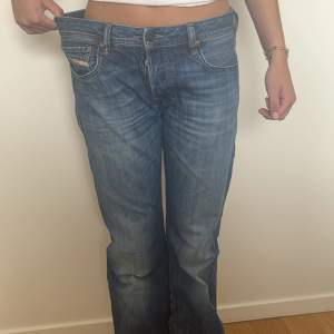 Gamla vintage jeans från Diesel med fina detaljer, storlek W31, L34, innerbenslängd: 82 cm o midjemått: 42 cm. Skriv för fler bilder🩵🩵!!