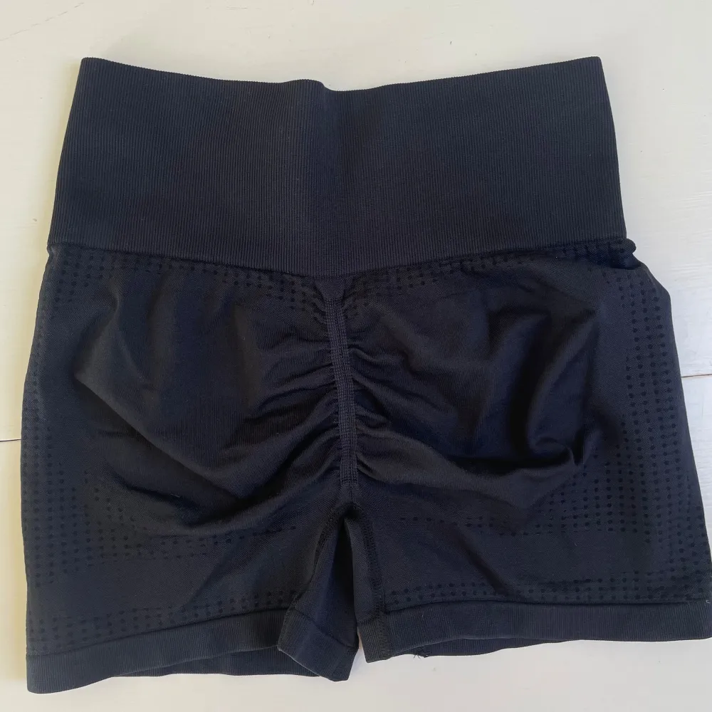 Hello, jag säljer dessa suuuper sköna träningsshorts med scrunch där bak! 💖 Formar jättefint och med hög midja. Använda ca 1-3 gånger där av jätte fint skick utan på 🌟 Etiketten innanför byxorna håller dock på att försvinna lite! Se sista bild🫶🏽. Sportswear.