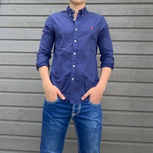Ralph Lauren Skjorta - Hej! Säljer en otroligt snygg Ralph Lauren Skjorta. Har inte hittat några tecken på skador. Storlek M. True Religion Jeansen på bilden finns också till salu.