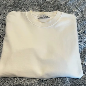Stone Island tröja - Säljer denna ass feta Stone Island tröjan. Endast använt den fårtal gånger så i bra skick 8/10. Passar mig på 175 cm perfekt. Skriv gärna frågor!💪🏽 Pris kan diskuteras