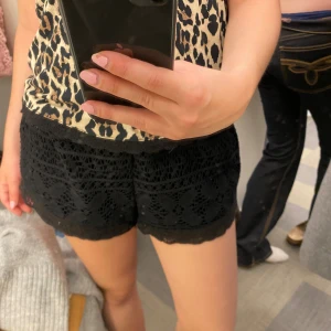 Spets shorts  - dessa svarta spets shorts är så gulliga, perfekt till sommaren. De är från Hollister i storlek S.