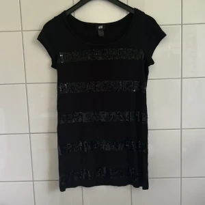 Tröja - Jag säljer denna svarta t-shirten med svarta paljett detaljer. Den är i stolek XS. Kontakta mig för mer info eller bilder på den. 🫶