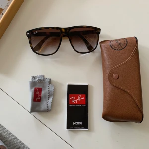 RayBan Boyfriend  - Säljer nu mina RayBan boyfriend solglasögon! | Utmärkt skick inga repor eller liknande endast lite dammiga men det löser jag! | Storlek 60. | Allt på bild medföljer! | Ställ gärna frågor innan du köper!