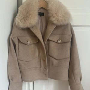 Meotine jacka  - Säljer min populära Meotine jacka som tyvärr inte kommer till användning längre, den är xs/s men skulle säga att den sitter som en s. Jackan är i ett fint skick utan slitningar. Köp jackan direkt för 2500.