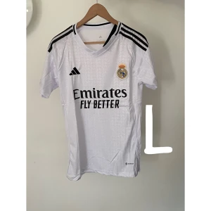 Real Madrid hemma kit 2024/25 - Vi har 9 st real Madrid 2024/25 hemma kit i storlekarna S-L