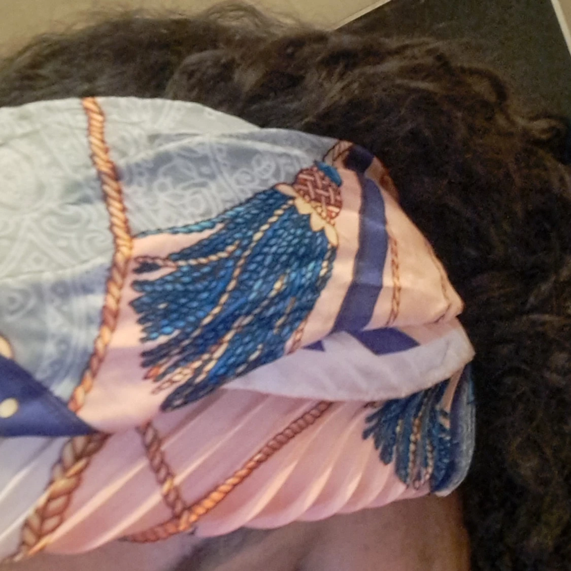 Flerfärgad halsduk med tofsar - 93