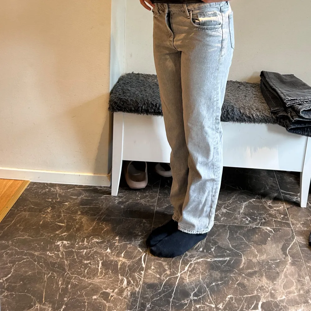 Säljer dessa raka jeans från gina tricot i storlek 158 då dem är för korta och små för mig, dem är aldrig använda men är super snygga✨💕. Jeans & Byxor.