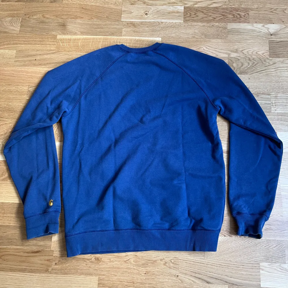 En marinblå carhartt crewneck overshirt i storlek XL. I väldigt bra skick perfekt för att hålla sig varm. Mått: längd 76cm, bröstbredd 56cm. Tröjor & Koftor.