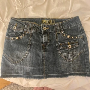 Jeanskjol med design - Jättefin kjol från märket red chili i storlek s/36 kom privat för fler bilder eller för att diskutera pris💕