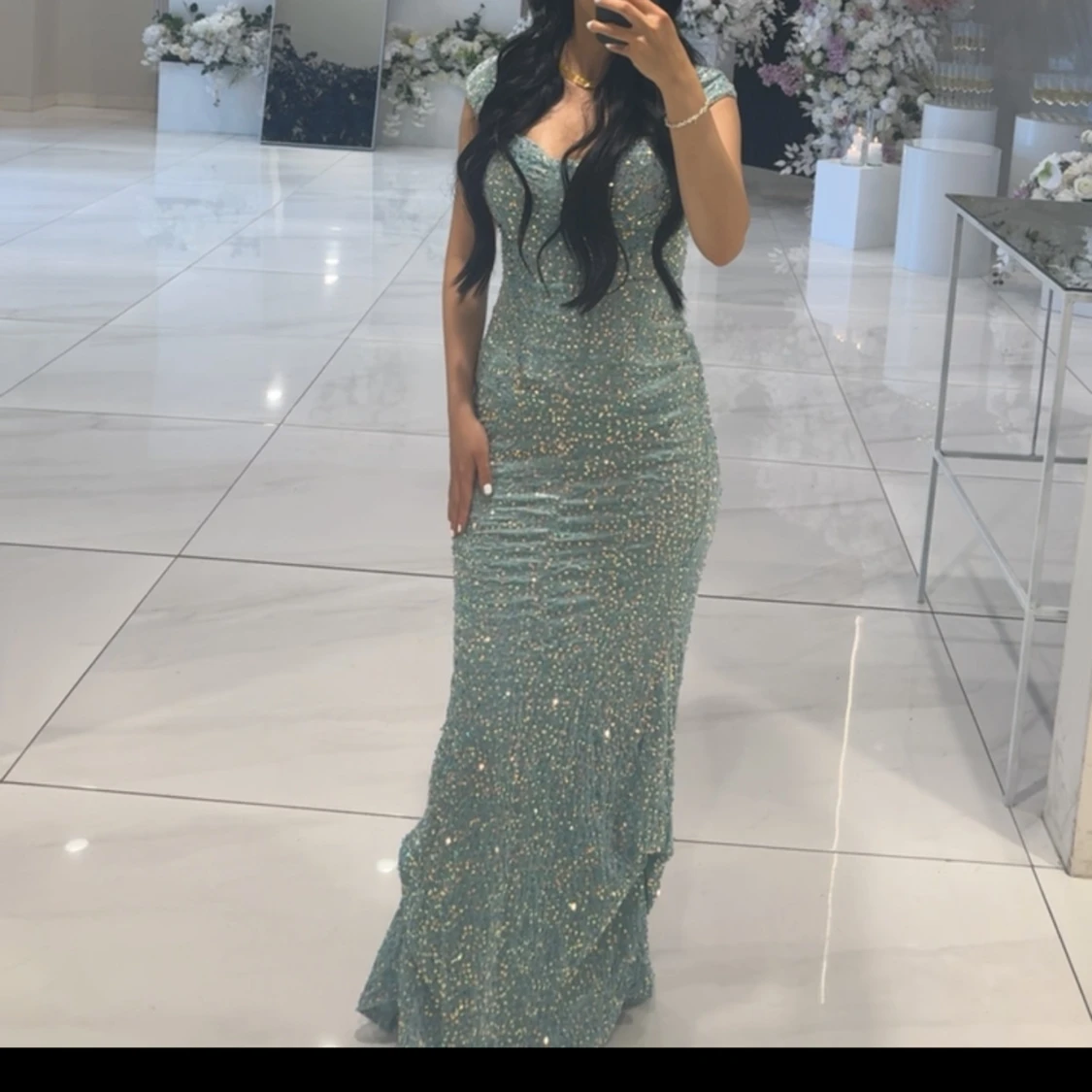 Turkos klänning med paljetter 