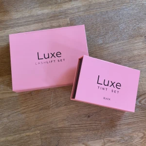 Luxe lash lift set  - Lashlift och tint set från luxe cosmetics helt nytt, jag har endast öppnat locket. Det finns tre behandlingar i, var och en räcker i 8 veckor. Inköpspris 725 kr för lashlift och 295 för tint 💕