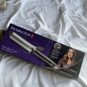Remington Pro Big Curl Locktång - Remington Pro Big Curl 38mm locktång med justerbar temperatur. Denna locktången är 38mm bred cylinder. Säljer då den inte fungerade på mitt hår. Testad en gång. Kartong till locktången ingår. Pris kan diskuteras vid snabb affär 