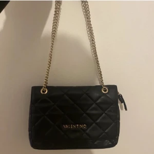 Valentino väska - Snygg valentino väska, använd en del men inga defekter! 