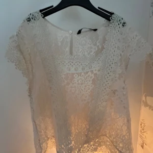 blus  - jättefin topp från zara i storlek XS/S, aldrig använd💕 finns inte o köpa vad jag vet!
