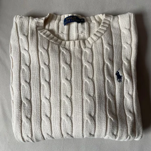Kabelstickad Ralph Lauren tröja - Beige kabelstickad polo Ralph Lauren tröja dam. Storlek XS Nypris 2295kr 