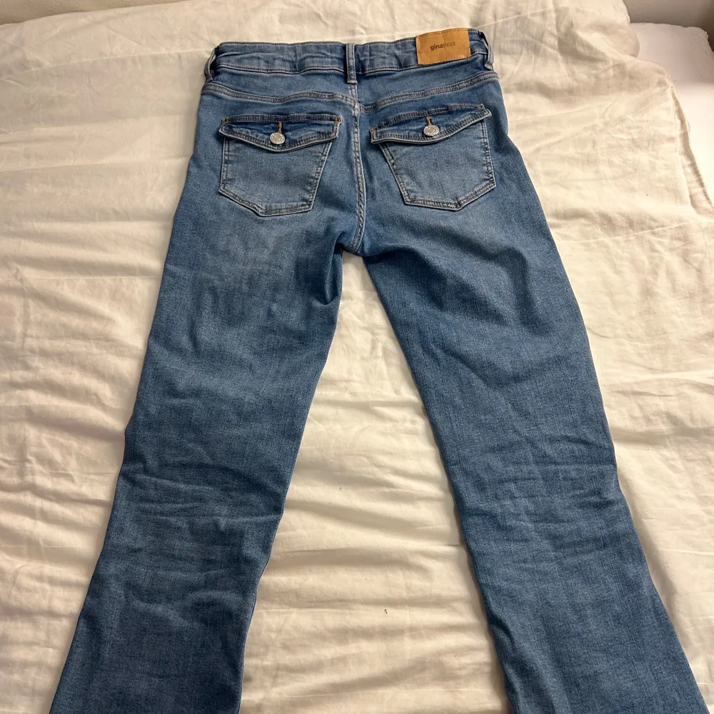 Jättesköna blåa Lågmidjade jeans med knäppbara fickor bakifrån, storlek 146 från Gina tricot (Gina Young) Väldigt trendiga Jeans. Jeans & Byxor.