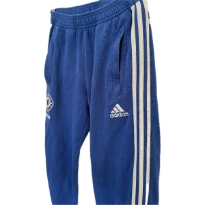 Adidas sweatpants - Chelsea! Lite fläckar där av priset 
