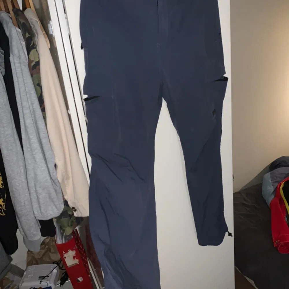 Windbreaker pants.  Nice att ha på sig utomhus med rätt outfit. Storlek S & M  Hämtas och testas på plats eller skickas med Postnord över hela Sverige.. Jeans & Byxor.