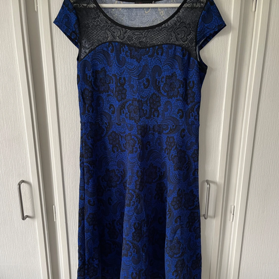 Mörkblå och svart klänning