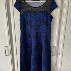 Mörkblå och svart klänning - En av mina favorit klänningar som jag nu säljer då den aldrig används längre. Använd en handfull gånger. I mycket bra skick. Stretchig. 