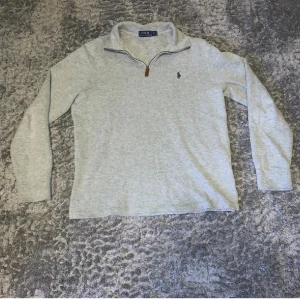 Ralph Lauren Half zip grå - 10/10 inga defekter som ny näst intill oanvänd Den är S men passar M också. Används ej för växt ur den. vid snabb affär kan priset diskuteras. 