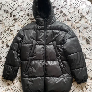 Vinterkappa  - Vinterkappa/ pufferjacket från Weekday! Köpt för två år sen och knappt använd, bra skick⭐️ storlek XS Herr, men oversized✨
