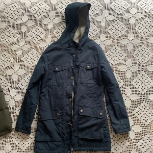 Fjällräven kappa - Kappa/jacka från Fjällräven i bra skick! Lite nopprig på insidan (se sista bilden) men ändå så skön jacka💫 storlek XXS