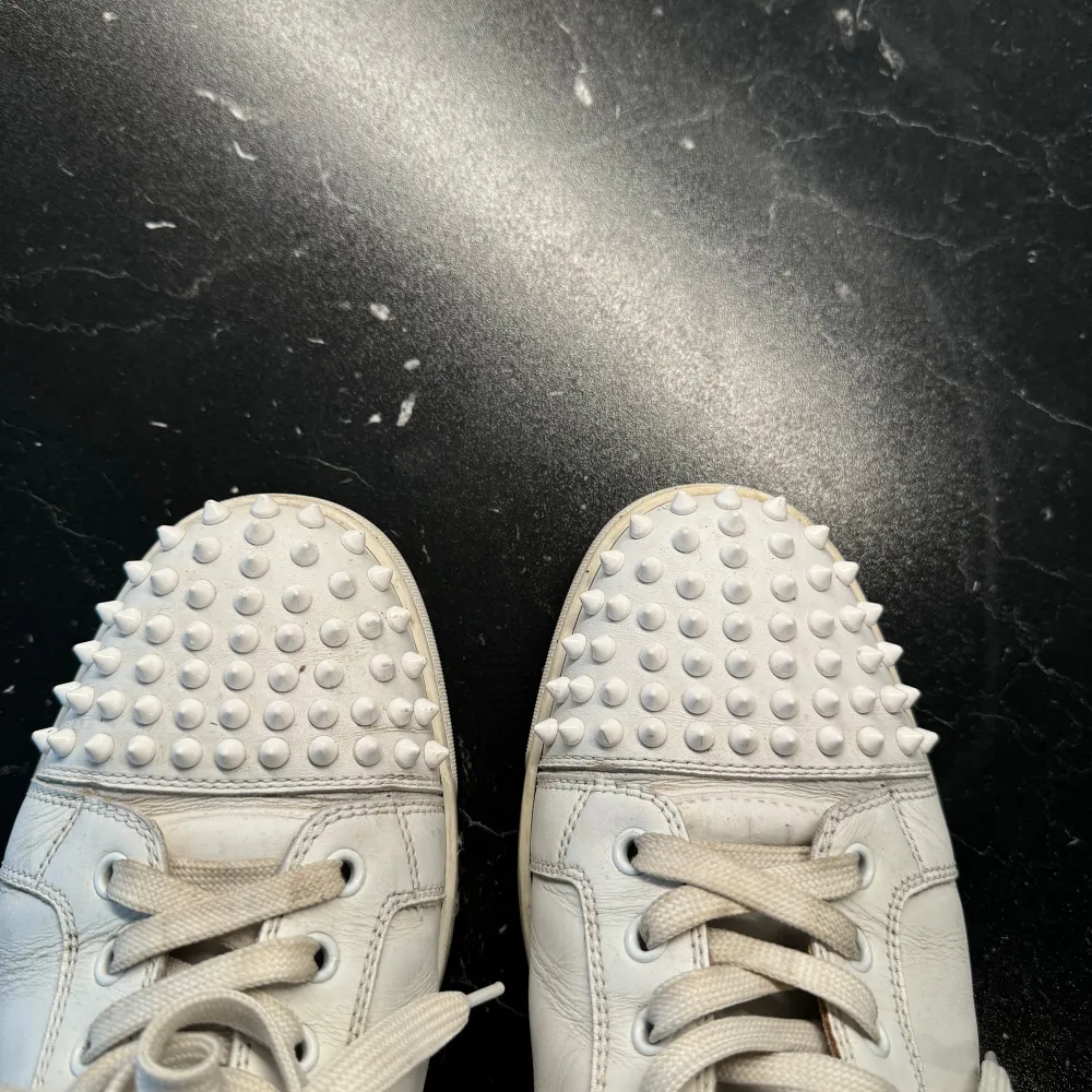 Ett par riktigt sjyssta loubs i storleken 43/ passar även 44. Finns lite märken på lädret därbak men inget som syns när du använder dom. Skorna är köpta på Theluxurycloset.com som är i Dubai så dom är legit, ny pris 9000 mitt pris 4499 (Pris ej fast). Kengät.