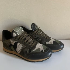 Valentino rockrunners  - Tja, säljer nu dessa överfeta valentino rockrunners i camoflauge! | skorna är använda 1 gång och är i extremt bra skick!😍 | inga flaws, hål eller liknande. Allt og medföljer! Hör av er vid frågor eller om ni vill ha fler bilder!🤩🙌🏼