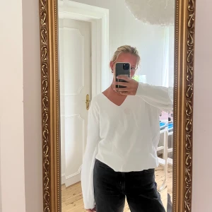 tröja från h&m i sweatshirt-material - fin vit tröja från h&m i v-ringad hals i ett material som påminner om en sweatshirt❣️⭐️