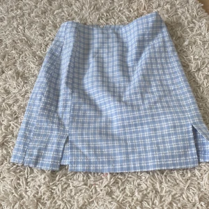 Fin blå kjol - Jätte fin kjol från shein. Säljer den eftersom att den är för liten för mig. 