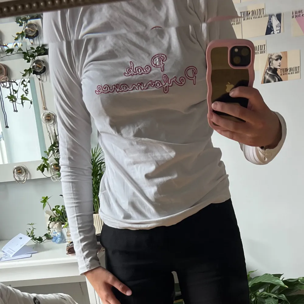 Långärmad T-shirt från peak performance med rosa detaljer . Tröjor & Koftor.